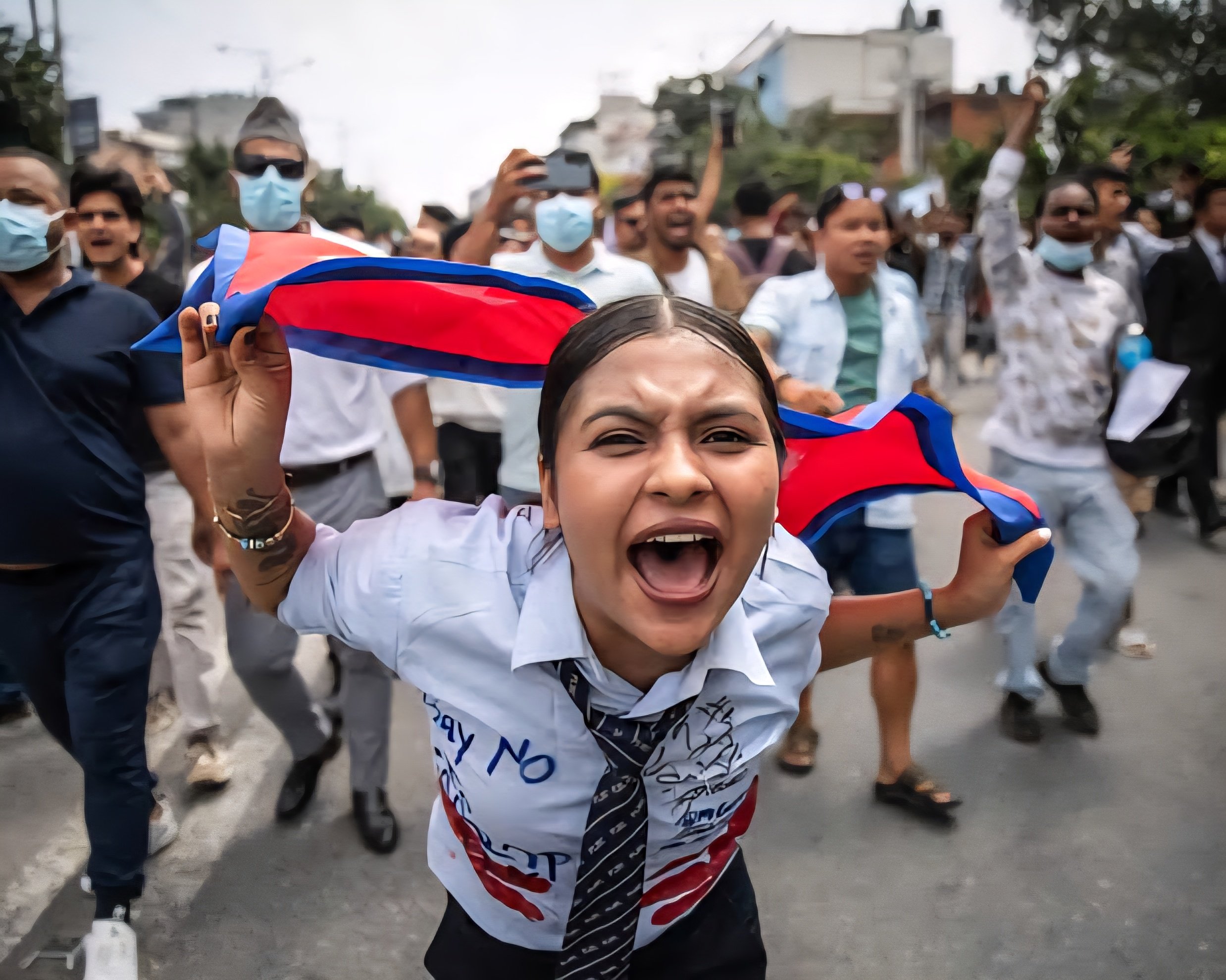 Mladi demonstranti u Katmanduu tokom Gen Z protesta u Nepalu 2025. godine, sa zastavom Nepala u rukama.