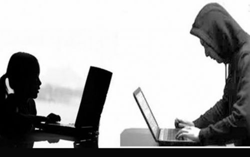 Dete za računarom u kontaktu sa nepoznatom osobom na internetu – zloupotreba fotografija na internetu