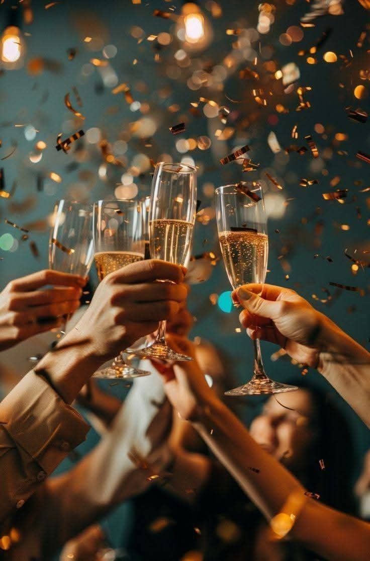 Na fotografiji su podignute ruke sa čašama šampanjca koje nazdravljaju. Naslovna fotografija za blog tekst kako se proslavljala Nova godina nekada a kako danas u eri društvenih mreža