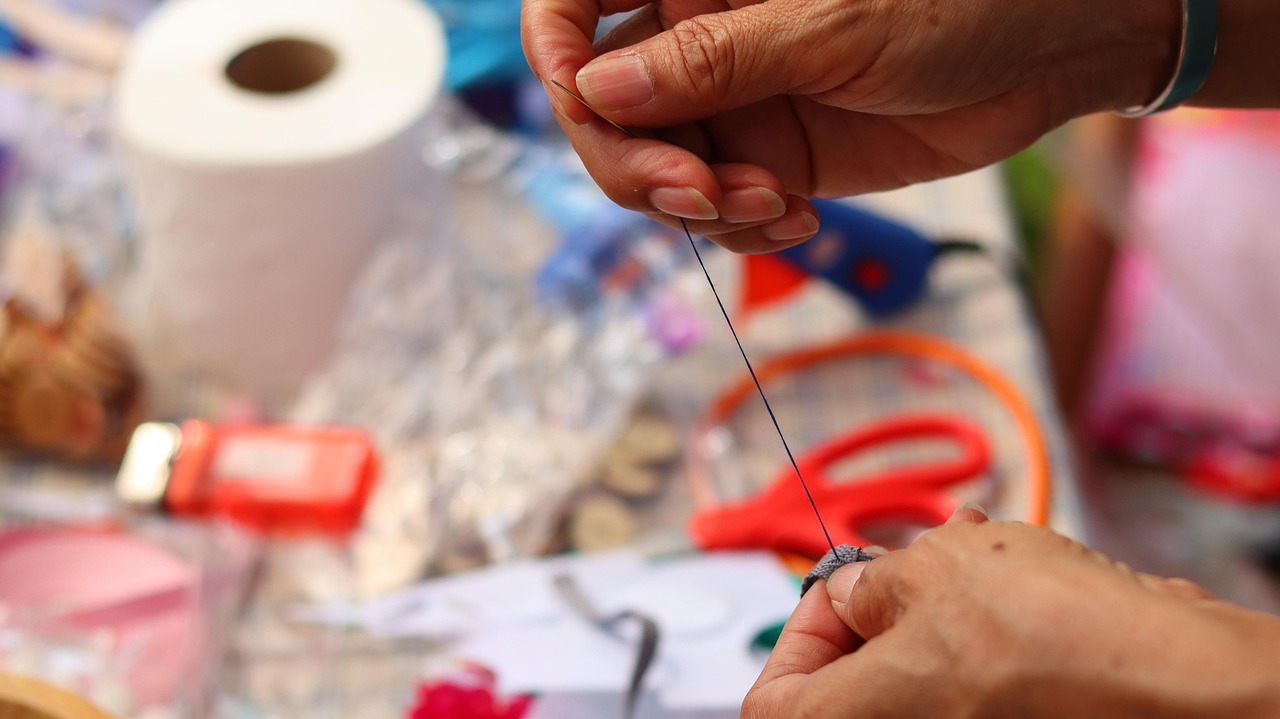 slika koja predstavlja ruke u stvaralačkom procesu