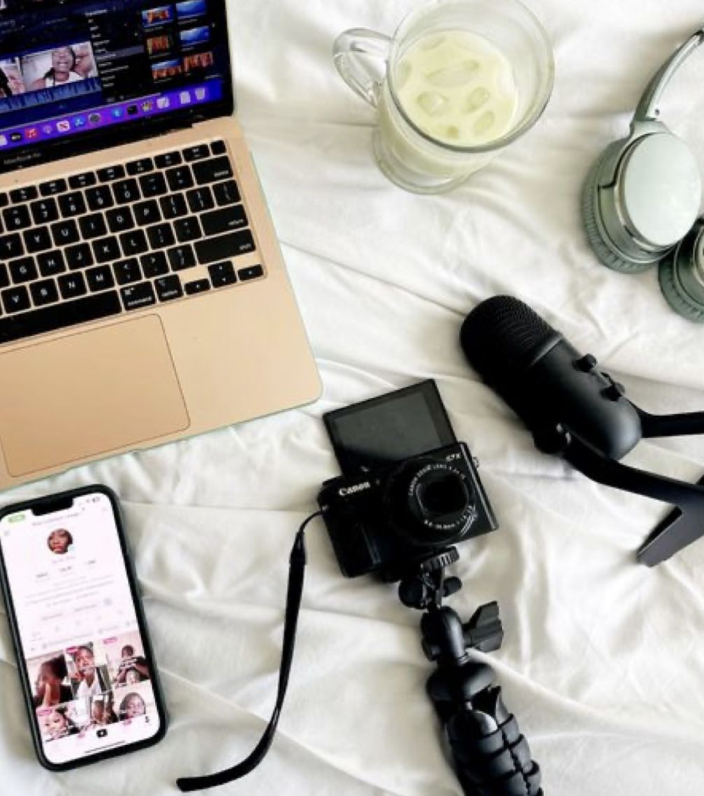 Oprema za kreiranje sadržaja za društvene mreže – ring light, mikrofon i stativ za snimanje videa