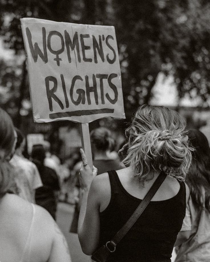 žena fabrička radnica umorna posle posle duge smene u proizvodnoj hali simbol teških uslova rada žena.