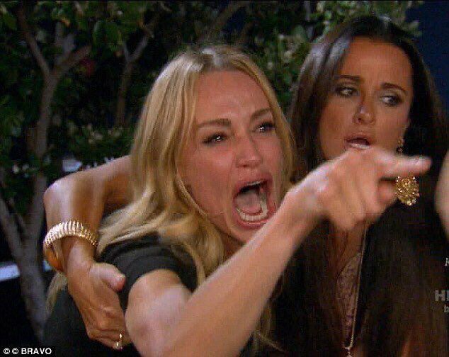 žena u napadu ljubomore plače i viče tokom svađe u partnerskom odnosu