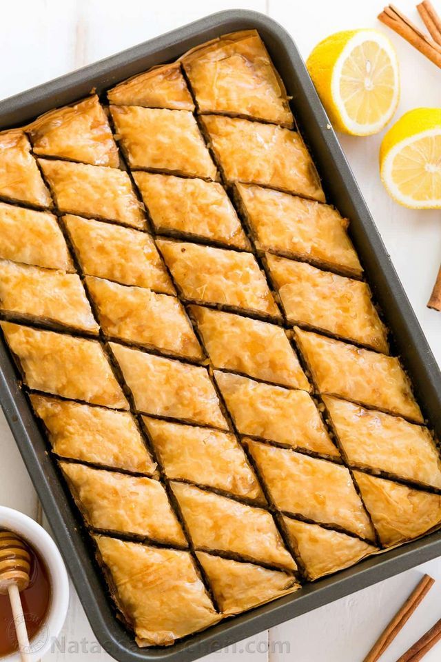 Baklava sa urmama i orasima u plehu, domaći kolač preliven sirupom