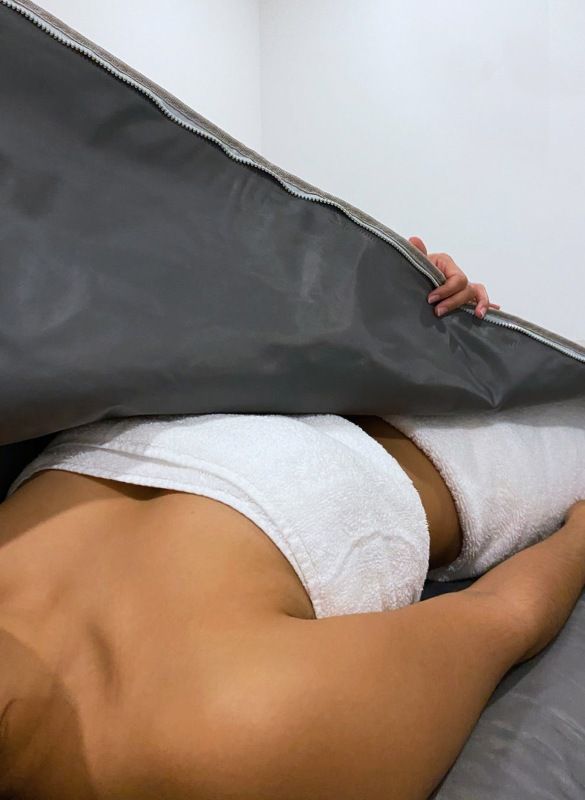 Žena na tretmanu limfna drenaža presoterapija u Studiju lepote Mima