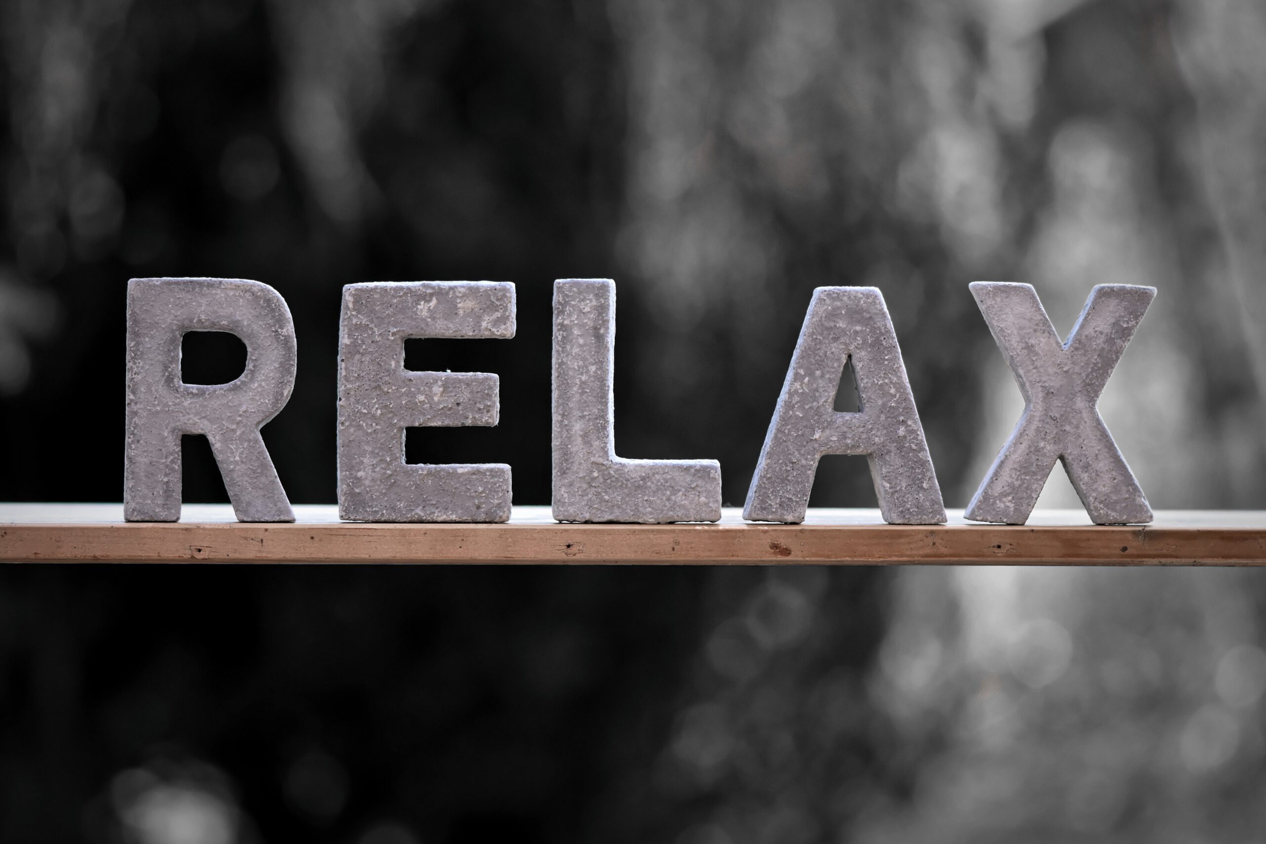 Kišni vikend kod kuće i slika sa natpisom Relax za opuštanje